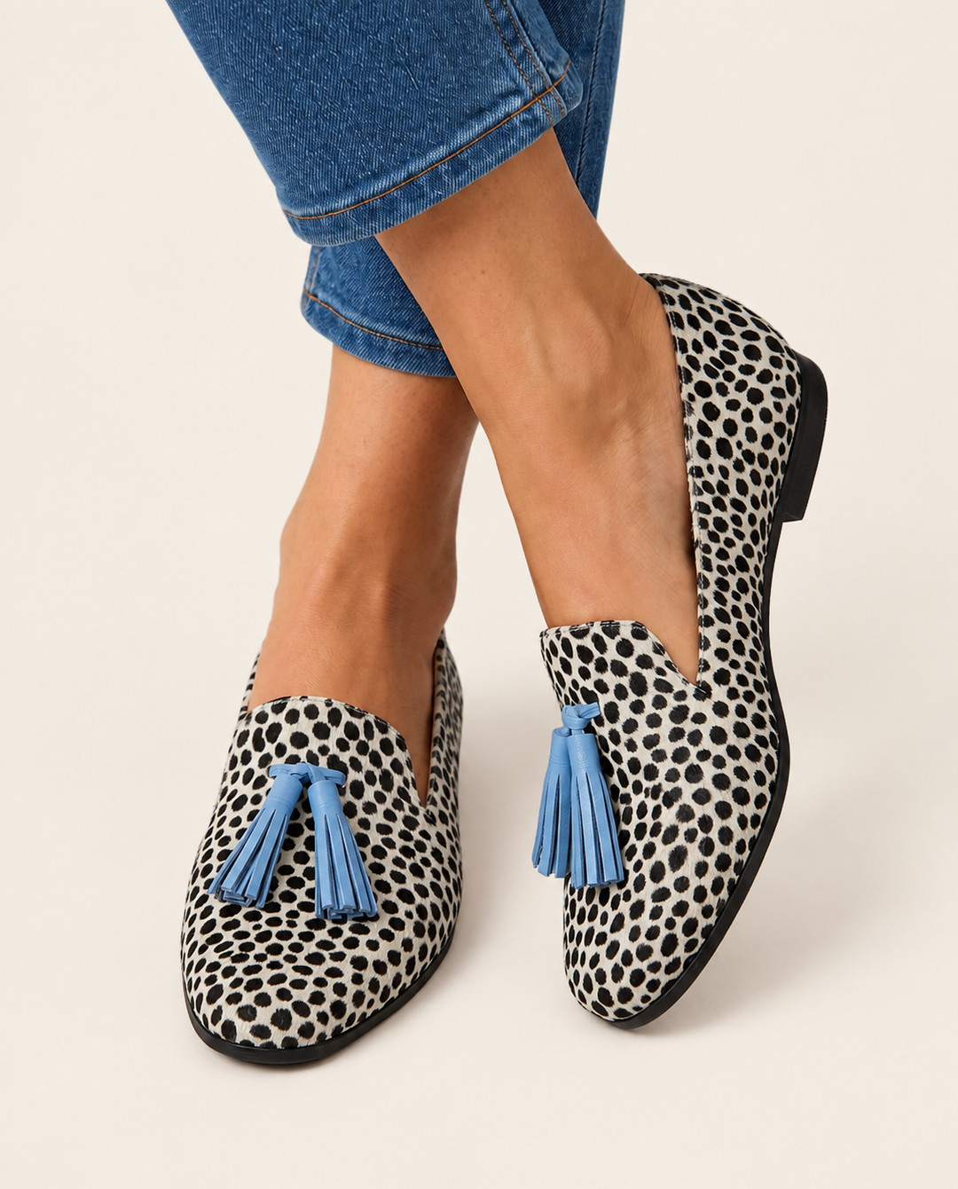 Mocassini Nadia — Leopardo Bianco e Nero con Nappine Azzurre - immagine principale