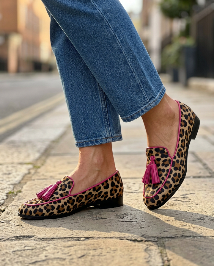 Mocassino Fiamma — Leopardo con Profili e Nappine Fucsia - immagine 3