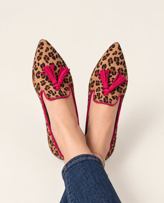 Mocassino Ginevra — Leopardo Scamosciato, Nappine Fucsia - immagine principale