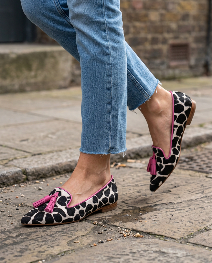 Mocassino Ginevra — Mucca Bianco e Nero, Nappine Rosa - immagine 4